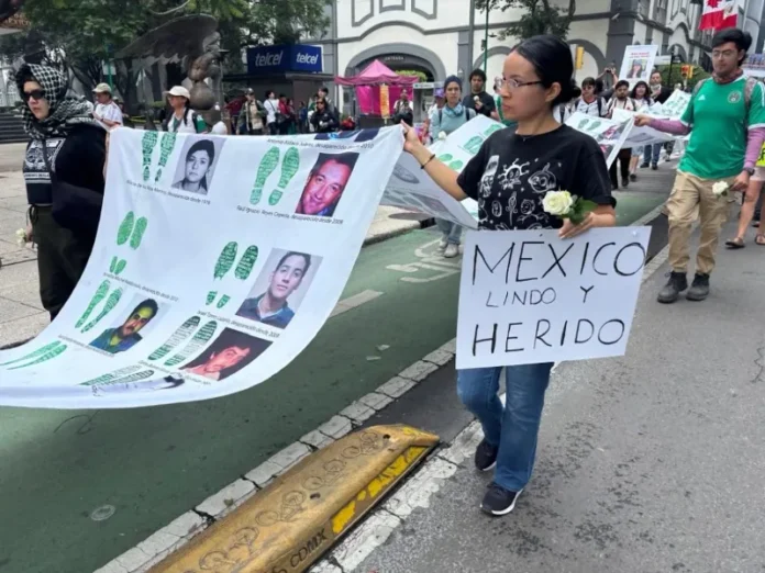 Marcha de familiares de desaparecidos en Paseo de la Reforma Familiares de desaparecidos en México marchan en Paseo de la Reforma
