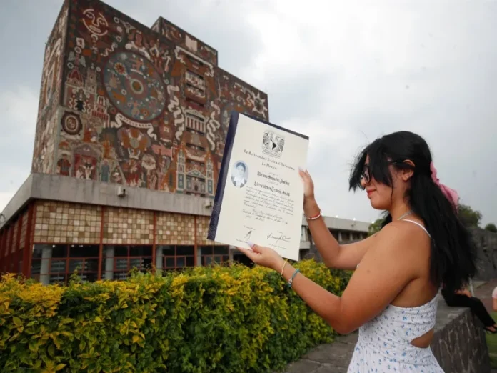 Estudiantes revisan sus resultados del examen de admisión en la UNAM