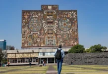 Denuncian «puntajes atípicos» en examen en línea de la UNAM Imagen de estudiantes revisando resultados del examen en línea UNAM con puntajes atípicos