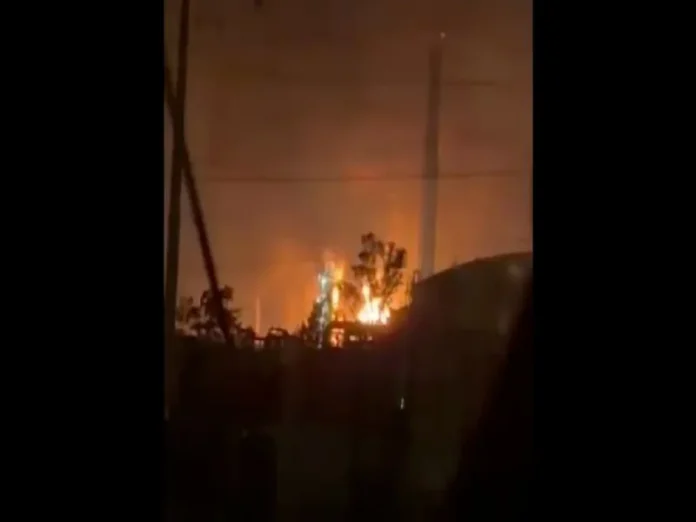 Explosión en refinería de Pemex en Salamanca Explosión en refinería de Pemex en Salamanca con humo y llamas