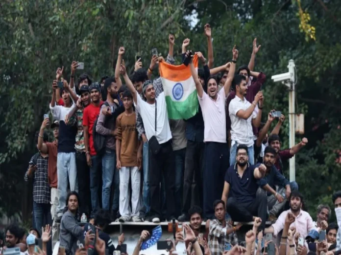 Protestas estudiantiles en la India por filtraciones de exámenes Estudiantes protestan en la India por filtraciones de exámenes universitarios y demandan reformas
