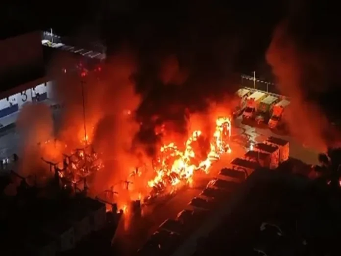 Incendio en la bodega de PepsiCo en Matamoros que destruyó camiones de reparto de la empresa