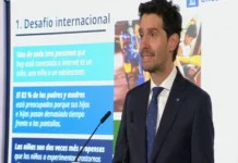 Gobierno abre debate nacional para regular la Inteligencia Artificial y redes sociales en escuelas Estudiantes utilizando dispositivos electrónicos con Inteligencia Artificial en el aula