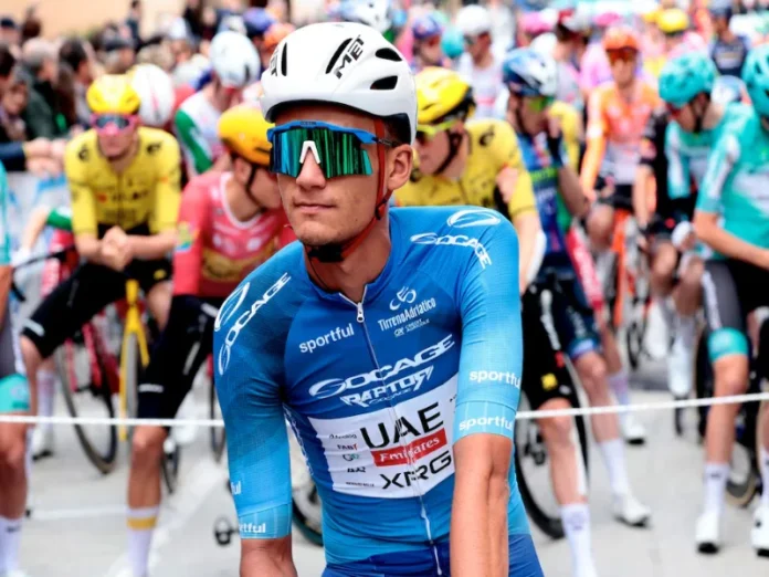 Isaac del Toro en acción durante el Tour de Francia 2026