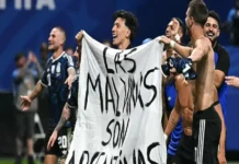 Reino Unido pide a la FIFA investigar a Argentina después de que jugadores mostraran una pancarta de las Malvinas/Falklands tras la victoria sobre Inglaterra Jugadores argentinos con pancarta de las Malvinas Argentina en la Copa del Mundo
