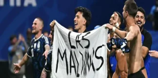 Reino Unido pide a la FIFA investigar a Argentina después de que jugadores mostraran una pancarta de las Malvinas/Falklands tras la victoria sobre Inglaterra Jugadores argentinos con pancarta de las Malvinas Argentina en la Copa del Mundo