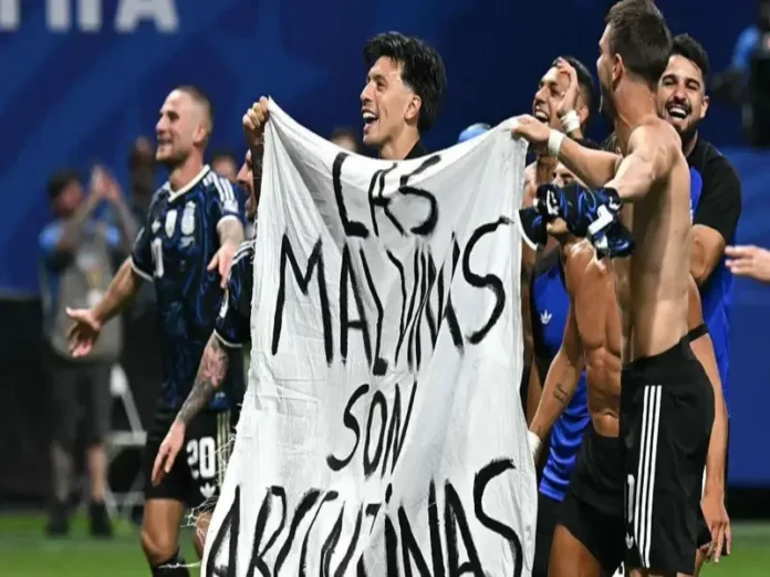 Pancarta de las Malvinas en la Copa del Mundo Jugadores argentinos con pancarta de las Malvinas Argentina en la Copa del Mundo
