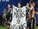 Reino Unido pide a la FIFA investigar a Argentina después de que jugadores mostraran una pancarta de las Malvinas/Falklands tras la victoria sobre Inglaterra Jugadores argentinos con pancarta de las Malvinas Argentina en la Copa del Mundo