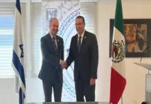 Convocan movilización nacional para rechazar convenio hídrico entre Chihuahua e Israel Imagen de manifestantes en marcha nacional contra convenio hídrico Chihuahua Israel