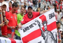 México vs Inglaterra: Embajada del Reino Unido pide a británicos «cuadrarse» con leyes mexicanas Aficionados mexicanos y británicos durante el partido México vs Inglaterra