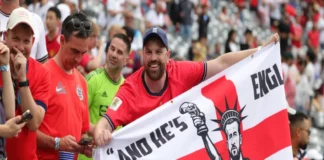 México vs Inglaterra: Embajada del Reino Unido pide a británicos «cuadrarse» con leyes mexicanas Aficionados mexicanos y británicos durante el partido México vs Inglaterra