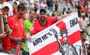 México vs Inglaterra: Embajada del Reino Unido pide a británicos «cuadrarse» con leyes mexicanas Aficionados mexicanos y británicos durante el partido México vs Inglaterra