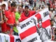 México vs Inglaterra: Embajada del Reino Unido pide a británicos «cuadrarse» con leyes mexicanas Aficionados mexicanos y británicos durante el partido México vs Inglaterra