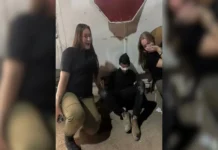 Mujeres militares israelíes «celebran» con fotografía junto a un palestino Mujeres militares israelíes posan junto a un palestino con los ojos vendados en una imagen que ha generado condenas