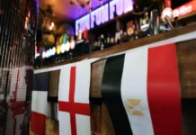Pubs en Reino Unido podrán permanecer abiertos hasta las 5:00 de la mañana por el partido entre Inglaterra y México Aficionados reunidos para ver el partido de Mundial de Futbol entre Inglaterra y México