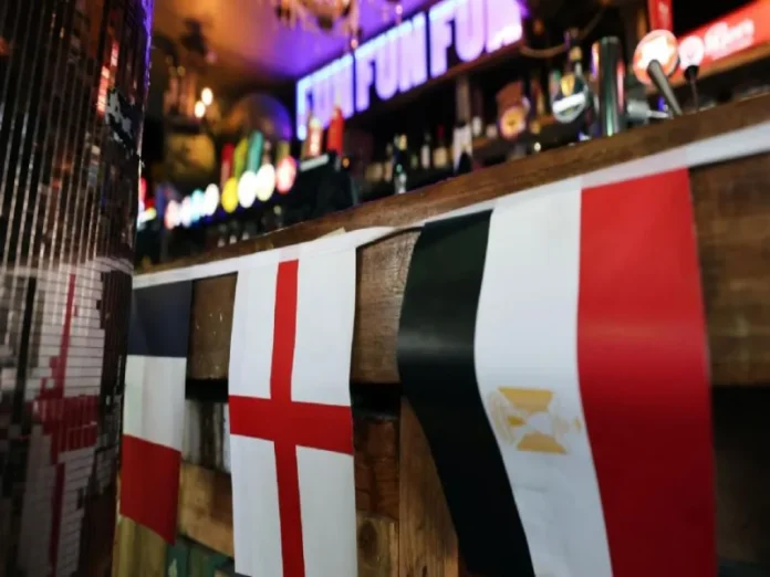 Partido de octavos de final entre Inglaterra y México en el Mundial de Futbol Aficionados reunidos para ver el partido de Mundial de Futbol entre Inglaterra y México