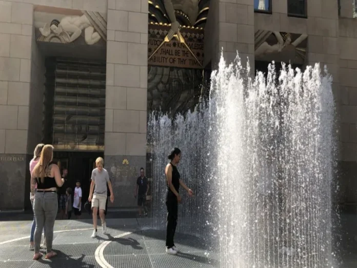 Ola de calor en EU durante festejos de Independencia Persona sudando debido a la ola de calor en EU