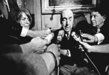 Chile resalta la obra y legado de Pablo Neruda a 122 años de su natalicio Pablo Neruda sentado en su escritorio, rodeado de libros y papeles, simbolizando su legado y obra