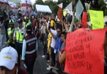 Familiares del periodista asesinado Alejandro Leyva protestan en Oaxaca durante desfile de la Guelaguetza Familiares del asesinato periodista Alejandro Leyva protestan en Oaxaca