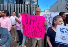 Panistas exigen liberación de Ernesto Ruffo frente a la FGR en Tijuana; protesta reúne a legisladores Protesta en Tijuana por la liberación de Ernesto Ruffo con pancartas y gritos de piso parejo