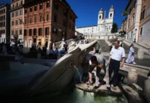 Roma abre cines y bibliotecas como «refugios climáticos» contra el calor Personas buscando refugio en cines y bibliotecas como refugios climáticos en Roma
