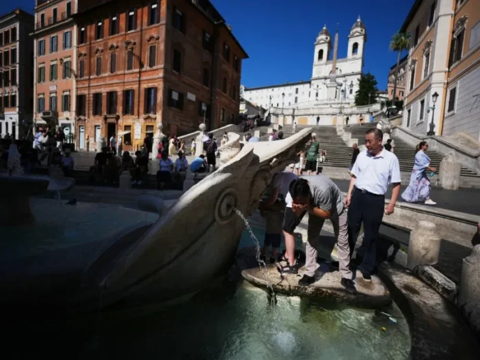 Cines y bibliotecas de Roma se convierten en refugios climáticos Personas buscando refugio en cines y bibliotecas como refugios climáticos en Roma
