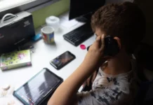 Unas 114 naciones poseen mecanismos de regulación de redes sociales para menores de edad Regulación de redes sociales para proteger a menores de edad de contenido dañino