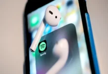 Spotify lanza un modo «running» con música adaptada al tempo y a las fases del entrenamiento Imagen de un corredor con auriculares utilizando el modo running de Spotify