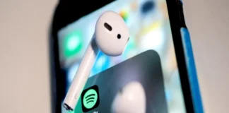 Spotify lanza un modo «running» con música adaptada al tempo y a las fases del entrenamiento Imagen de un corredor con auriculares utilizando el modo running de Spotify
