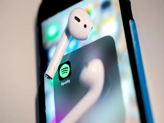 Imagen de un corredor con auriculares utilizando el modo running de Spotify