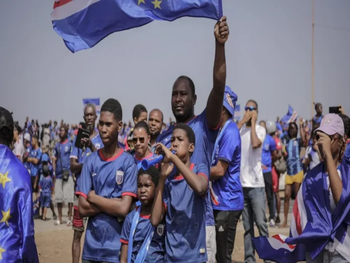 Tiburones Azules de Cabo Verde celebran su regreso a casa Los Tiburones Azules de Cabo Verde son recibidos como héroes en su país