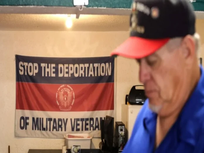 Veteranos estadounidenses deportados a México reciben ayuda para integrarse