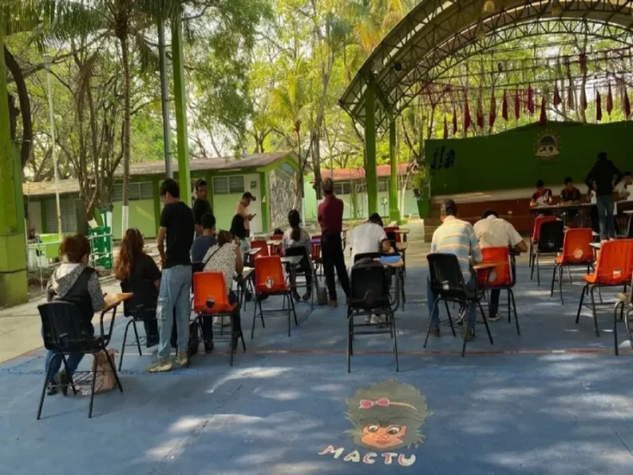 Estudiantes y padres denuncian violencia en escuelas contra alumnos de nuevo ingreso