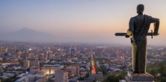 El expresidente de Armenia y su hijo son detenidos por una investigación de corrupción Según un comunicado difundido por el Comité Anticorrupción de Armenia, el organismo tiene "pruebas fidedignas" de que "la persona que ostentaba el cargo del presidente de Armenia" entre 1998 y 2008 utilizó su poder para apropiarse de bienes estatales y adquirir "propiedades valiosas" a precios significativamente inferiores a los del mercado.