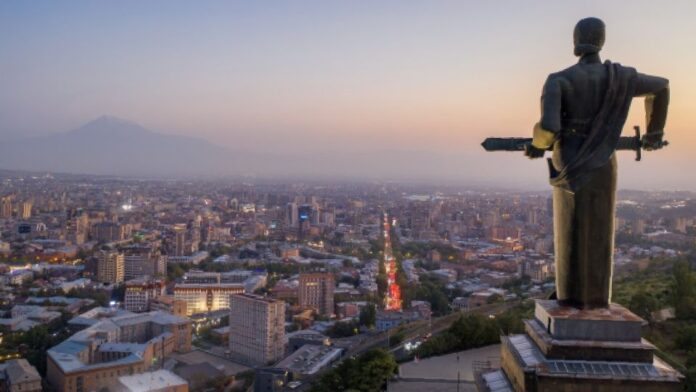 Según un comunicado difundido por el Comité Anticorrupción de Armenia, el organismo tiene "pruebas fidedignas" de que "la persona que ostentaba el cargo del presidente de Armenia" entre 1998 y 2008 utilizó su poder para apropiarse de bienes estatales y adquirir "propiedades valiosas" a precios significativamente inferiores a los del mercado.