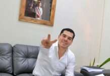 Funcionario de Los Cabos hallado en una fose clandestina también fue asesor político de Rocha Moya Actualmente Rocha Moya ha pedido licencia al cargo por segunda ocasión en el marco de las investigaciones en su contra por los señalamientos en Estados Unidos sobre nexos con Los Chapitos.