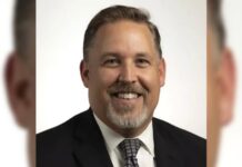 Encuentran muerto en edificio federal a Andrew R. Haden, exfiscal interino del Distrito Sur de California Medios locales señalaron que el fiscal interino Andrew R. Haden fue reportado como desaparecido desde el pasado miércoles y después de algunas horas fue hallado muerto dentro de una oficina en el edificio federal Edward J. Schwartz, en San Diego, California.