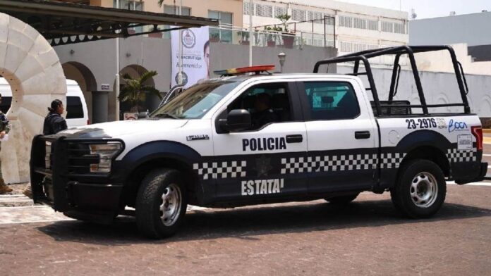 Al sobrino del titular de PC, lo asesinaron cuando conducía su motocicleta sobre la prolongación de la calle Manuel Abasolo, entre Ignacio Zaragoza y Mariano Matamoros, muy cerca de la Clínica de Petróleos Mexicanos (Pemex).