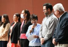 En silencio, Claudia Sheinbaum acude a la inauguración del Centro Nacional de Atención Agraria y evita hablar sobre Rocha Moya A su llegada a la inauguración del Centro Nacional de Atención Agraria y Archivo General Agrario, en el Centro Histórico de la Ciudad de México, la mandataria fue cuestionada sobre el regreso del gobernador sinaloense y afirmó que se enteró por las redes sociales de Rocha Moya «Por su tuit, por su publicación», aseguró.