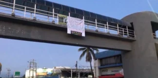 Veracruz: colocaron al menos dos ‘narcomantas’ con amenazas contra policías y grupos rivales en Coatzacoalcos Cabe recordar que la zona sur del estado de Veracruz se ha identificado por diversos hechos de violencia e inseguridad que se han registrado en los últimos años, por lo que diversos actores políticos y de la iniciativa privada han expresado la necesidad de replantear la estrategia de combate a la delincuencia.