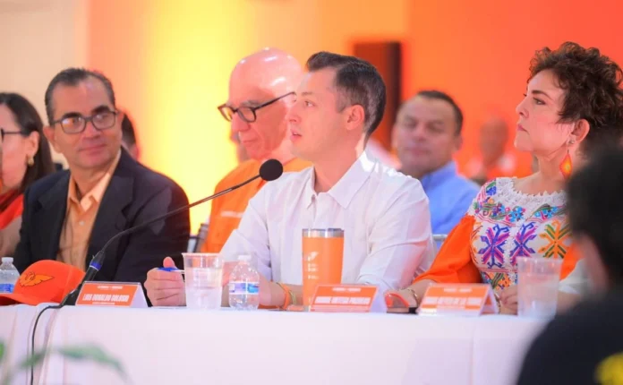 ColosioRiojas-Sonora La presencia de Colosio Riojas generó particular atención entre los asistentes, algunos de los cuales lo recibieron con gritos de “¡Gobernador, gobernador!”, en referencia a la posibilidad de que el senador sea considerado por Movimiento Ciudadano como uno de sus perfiles para competir por la gubernatura de Sonora en 2027.
