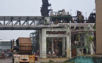 Evacúan a decenas de trabajadores del Complejo Pajaritos de Pemex en Veracruz por incendio En los últimos diez años, el complejo petroquímico Pajaritos ha registrado tres siniestros y emergencias fuertes.