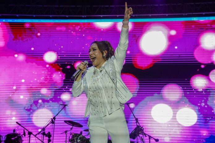 La presentación de Nadia permitió reunir nuevamente a las familias en un espacio de sana convivencia, donde la música se convirtió en un medio para transmitir un mensaje de esperanza y recordar que los valores se construyen desde el hogar y se reflejan en la manera en que nos relacionamos con los demás.
