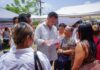 Lleva Ayuntamiento de Cosoleacaque servicios municipales a la localidad de Buenos Aires El alcalde dialogó directamente con las y los habitantes, acompañado por servidores públicos de las distintas áreas del Ayuntamiento de Cosoleacaque, quienes recibieron solicitudes, proporcionaron orientación y atendieron las necesidades planteadas por la ciudadanía.