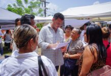 Lleva Ayuntamiento de Cosoleacaque servicios municipales a la localidad de Buenos Aires El alcalde dialogó directamente con las y los habitantes, acompañado por servidores públicos de las distintas áreas del Ayuntamiento de Cosoleacaque, quienes recibieron solicitudes, proporcionaron orientación y atendieron las necesidades planteadas por la ciudadanía.