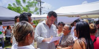 Lleva Ayuntamiento de Cosoleacaque servicios municipales a la localidad de Buenos Aires El alcalde dialogó directamente con las y los habitantes, acompañado por servidores públicos de las distintas áreas del Ayuntamiento de Cosoleacaque, quienes recibieron solicitudes, proporcionaron orientación y atendieron las necesidades planteadas por la ciudadanía.
