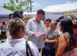 Lleva Ayuntamiento de Cosoleacaque servicios municipales a la localidad de Buenos Aires El alcalde dialogó directamente con las y los habitantes, acompañado por servidores públicos de las distintas áreas del Ayuntamiento de Cosoleacaque, quienes recibieron solicitudes, proporcionaron orientación y atendieron las necesidades planteadas por la ciudadanía.
