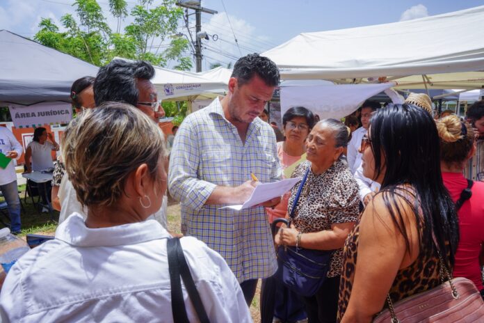 Cosoleacaque-ServMpales El alcalde dialogó directamente con las y los habitantes, acompañado por servidores públicos de las distintas áreas del Ayuntamiento de Cosoleacaque, quienes recibieron solicitudes, proporcionaron orientación y atendieron las necesidades planteadas por la ciudadanía.