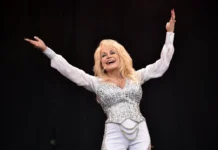 Murió Dolly Parton, la leyenda de la música country, a los 80 años La personalidad entrañable de Parton, combinada con sus imponentes peinados rubios, sus extravagantes trajes y el entusiasmo desbordante que mostraba al ser el centro de atención, la hizo ganarse el cariño de estadunidenses de todos los orígenes y contribuyó a dar a conocer la música country al público internacional.