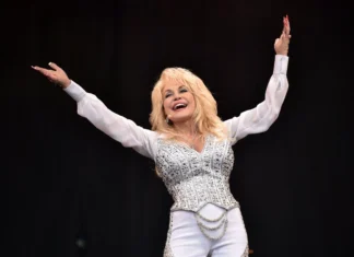 Murió Dolly Parton, la leyenda de la música country, a los 80 años La personalidad entrañable de Parton, combinada con sus imponentes peinados rubios, sus extravagantes trajes y el entusiasmo desbordante que mostraba al ser el centro de atención, la hizo ganarse el cariño de estadunidenses de todos los orígenes y contribuyó a dar a conocer la música country al público internacional.